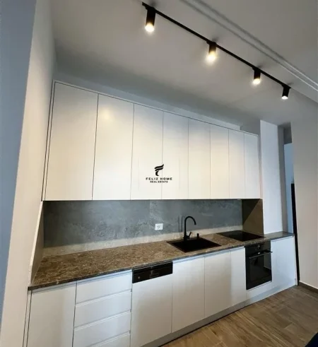 Tirane, jepet me qera apartament 2+1+Ballkon Kati 3, 100 m² 900 € (QENDER)