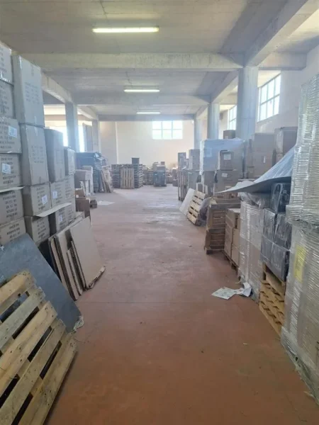 Tirane, jepet me qera magazine Kati 0, 500 m² 2.500 € (Ibrahim Shalqezi)