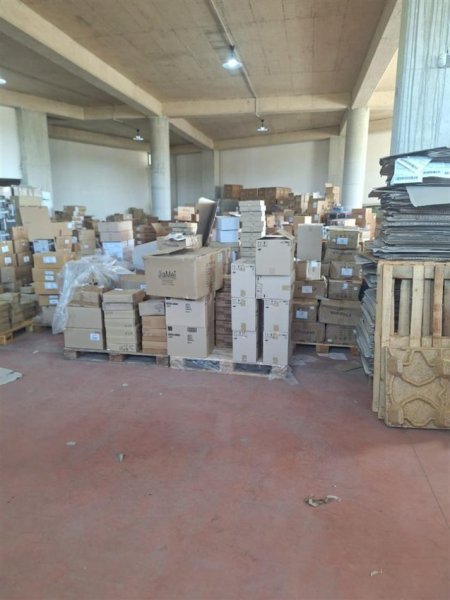 Tirane, jepet me qera magazine Kati 0, 500 m² 2.500 € (Ibrahim Shalqezi)