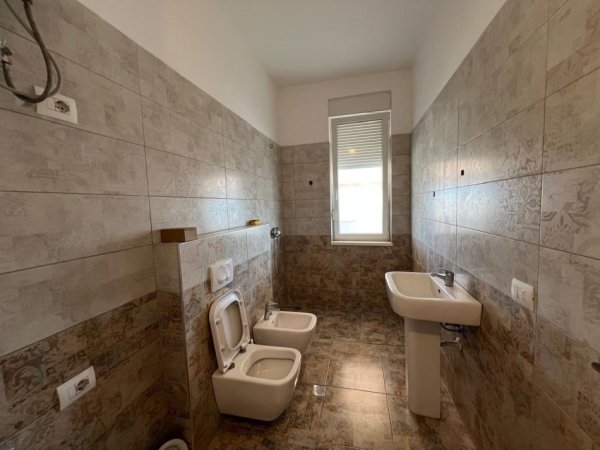Tirane, jepet me qera zyre Kati 8, 70 m² 700 € (21 dhjetori)