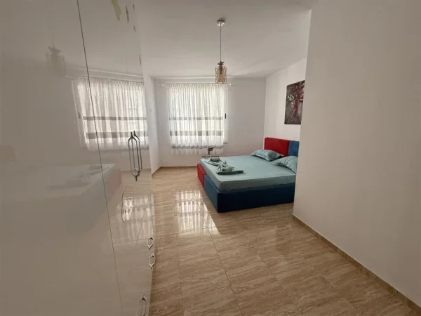 Tirane, jepet me qera apartament 3+1 Kati 5, 140 m² 600 € (ASTIR)