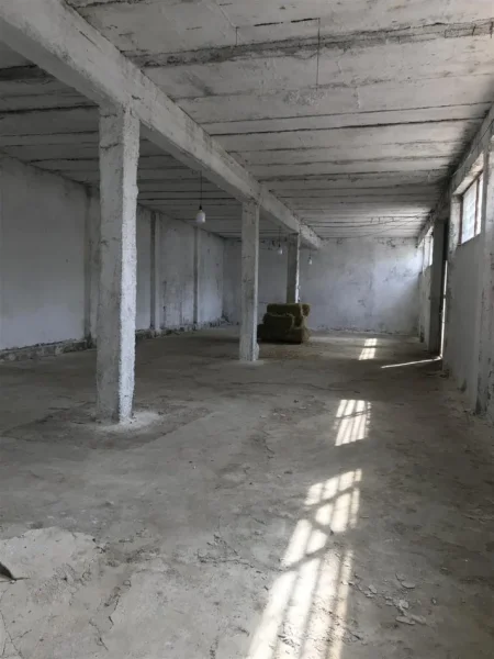 Tirane, jepet me qera magazine Kati 0, 250 m² 450 € (5 MAJI)