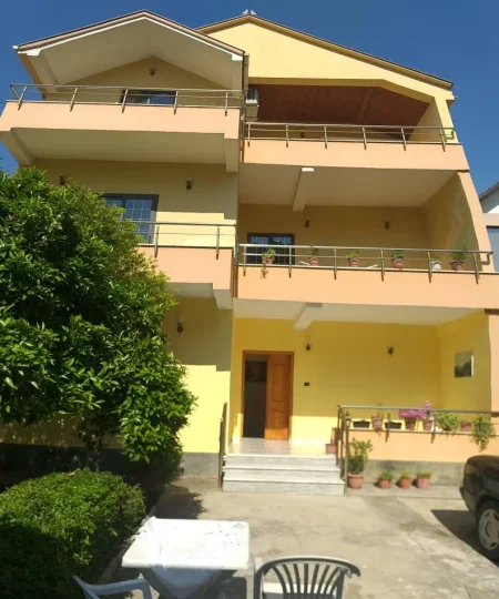 Tirane, jepet me qera Vile 3 Katshe Kati 3, 270 m² 2.000 € (Rr. Miftar Gerbolli)