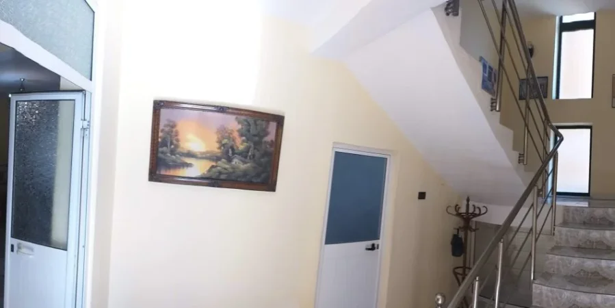 Tirane, jepet me qera Vile 3 Katshe Kati 3, 270 m² 2.000 € (Rr. Miftar Gerbolli)