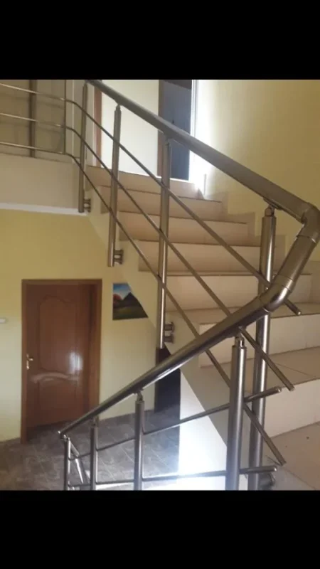 Tirane, jepet me qera Vile 3 Katshe Kati 3, 270 m² 2.000 € (Rr. Miftar Gerbolli)
