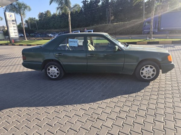 Fier, shitet makine Mercedes-Benz 200D Nafte, jeshile manuale 150.000 €