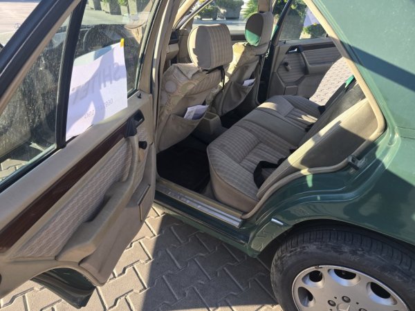 Fier, shitet makine Mercedes-Benz 200D Nafte, jeshile manuale 150.000 €