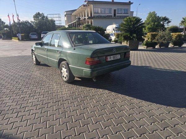 Fier, shitet makine Mercedes-Benz 200D Nafte, jeshile manuale 150.000 €