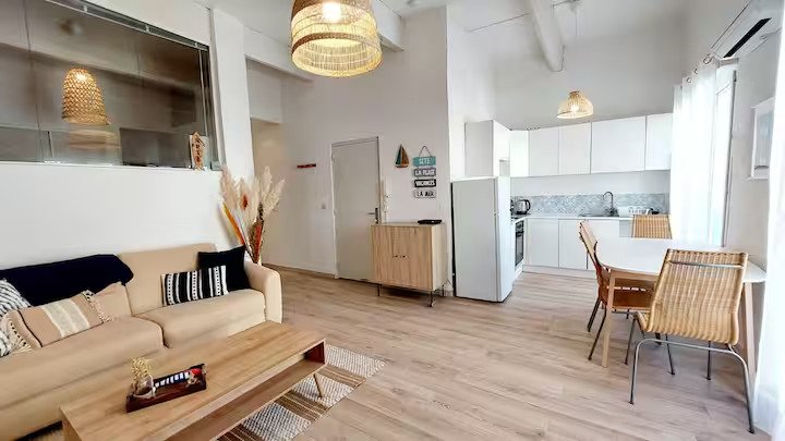 Tirane, shes apartament 1+1+Ballkon Kati 3, 74 m² 160.000 € (sali butka)