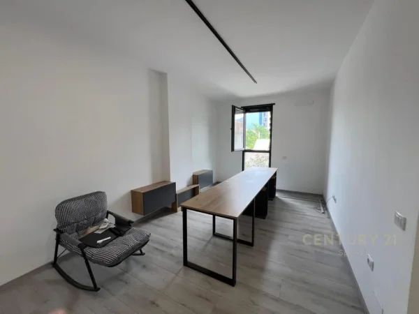Tirane, jepet me qera ambjent biznesi Kati 1, 55 m² 400 € (Tregu Elektrik)