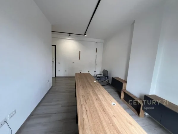 Tirane, jepet me qera ambjent biznesi Kati 1, 55 m² 400 € (Tregu Elektrik)