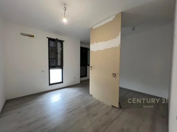 Tirane, jepet me qera ambjent biznesi Kati 1, 55 m² 400 € (Tregu Elektrik)