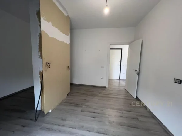 Tirane, jepet me qera ambjent biznesi Kati 1, 55 m² 400 € (Tregu Elektrik)
