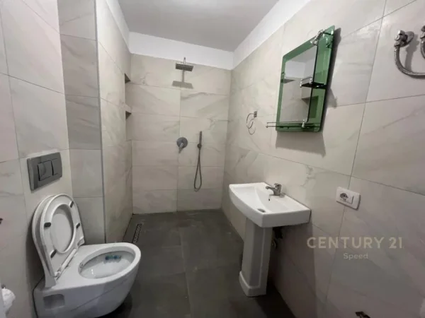 Tirane, jepet me qera ambjent biznesi Kati 1, 55 m² 400 € (Tregu Elektrik)