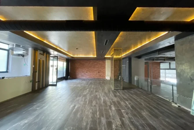 Tirane, jepet me qera ambjent biznesi Kati 0, 440 m² 4.000 € (21 DHJETORI)