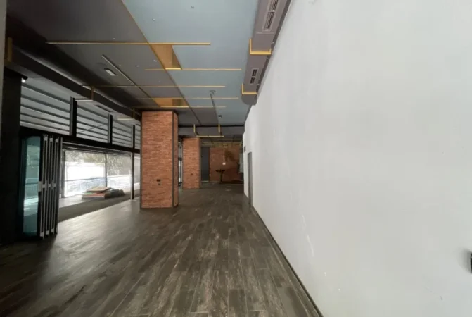 Tirane, jepet me qera ambjent biznesi Kati 0, 440 m² 4.000 € (21 DHJETORI)