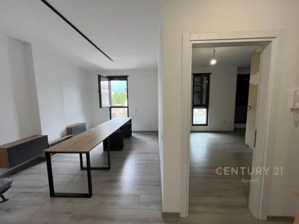 Tirane, jepet me qera ambjent biznesi Kati 4, 76 m² 700 € (Myslym shyri)