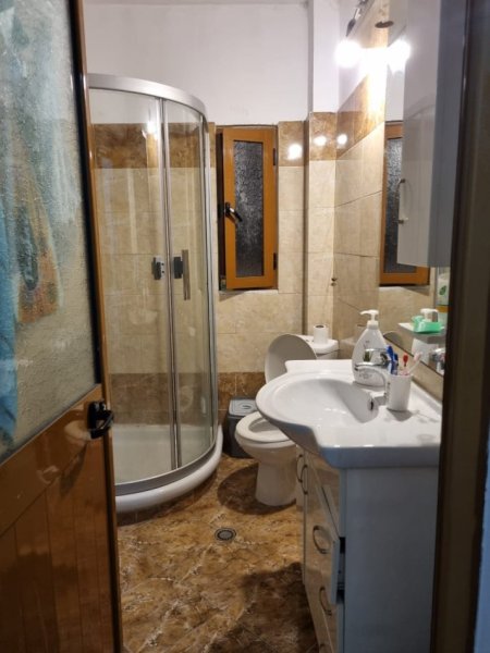 Tirane, jepet me qera apartament 2+1+Ballkon Kati 5, (Rruga:Ndre Mjeda)