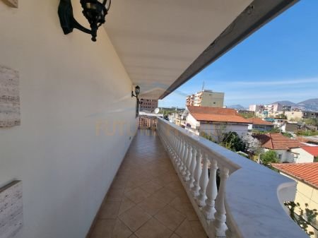 Tirane, shitet Vile 5+1 , 85.000.000 € 