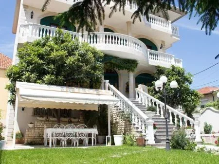 Tirane, shitet Vile 5+1 , 85.000.000 € 