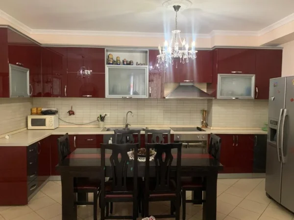 Tirane, jepet me qera apartament 2+1+Aneks+Ballkon Kati 2, 110 m² 550 € (astir)