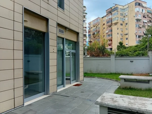 Tirane, jepet me qera ambjent biznesi Kati 0, 70 m² 800 € 