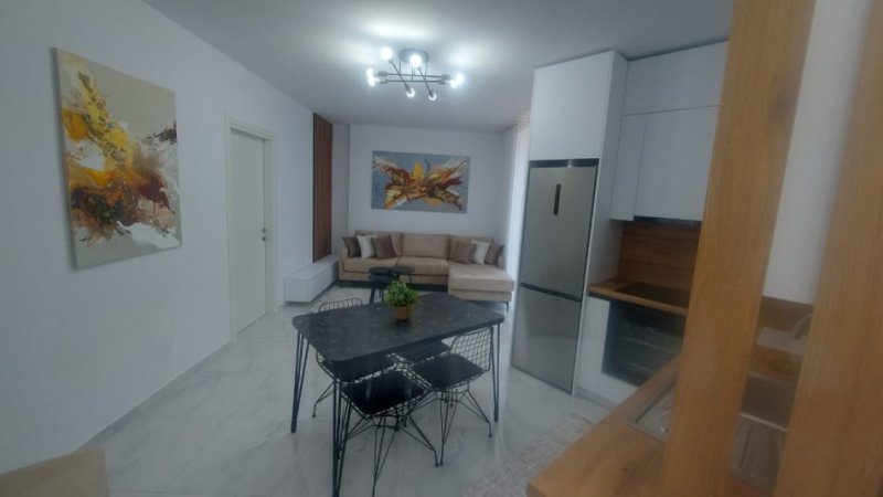 Tirane, jepet me qera apartament 1+1+Ballkon Kati 7, 70 m² 500 € (Përball Grand Gallery)