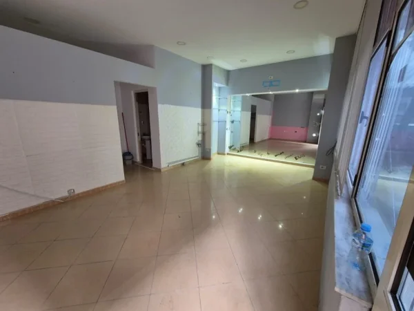 Tirane, shitet ambjent biznesi Kati 0, 38 m² 83.000 € (Rruga Kongresi Manastirit Okazion)
