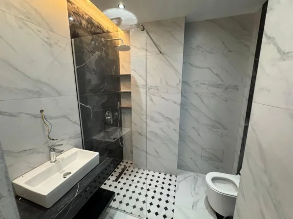 Tirane, jepet me qera apartament 2+1 Kati 4, 600 € 