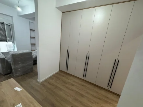 Tirane, jepet me qera apartament 2+1 Kati 4, 600 € 