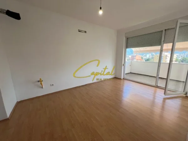 Tirane, jepet me qera ambjent biznesi Kati 8, 70 m² 700 € (21 DHJETORI)