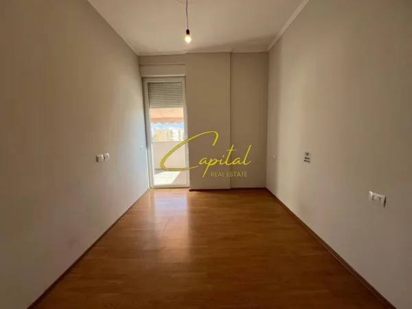 Tirane, jepet me qera ambjent biznesi Kati 8, 70 m² 700 € (21 DHJETORI)