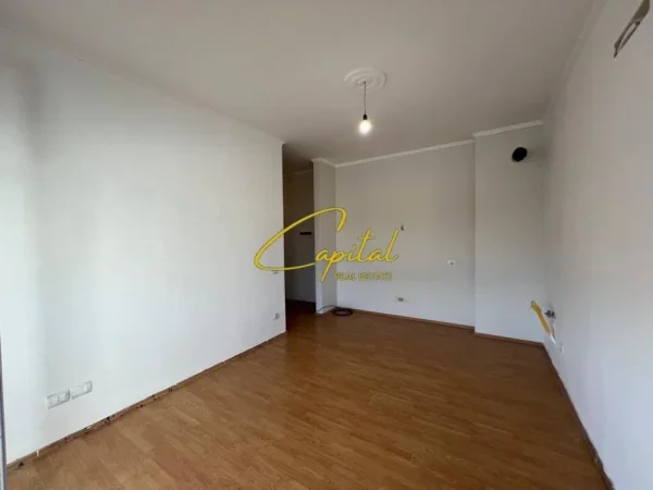 Tirane, jepet me qera ambjent biznesi Kati 8, 70 m² 700 € (21 DHJETORI)