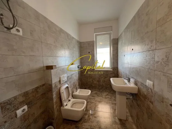 Tirane, jepet me qera ambjent biznesi Kati 8, 70 m² 700 € (21 DHJETORI)