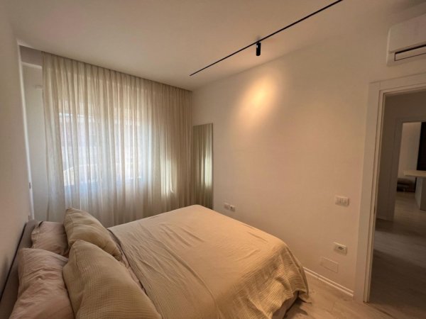 Tirane, jepet me qera apartament 2+1 , 95 m² 700 € 