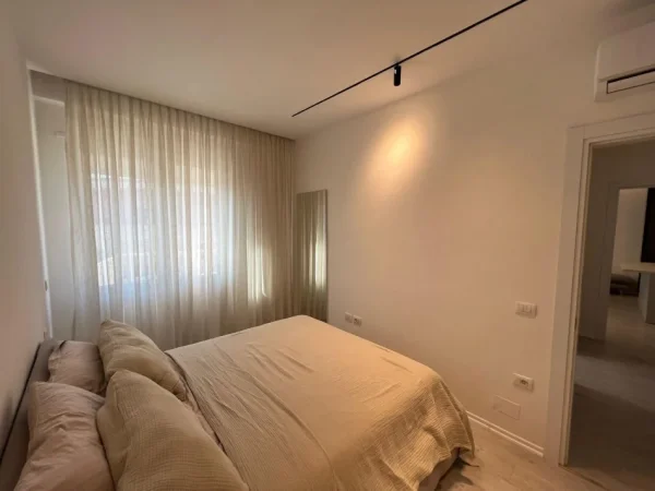 Tirane, jepet me qera apartament 2+1 , 95 m² 700 € 