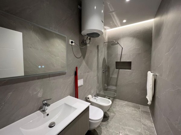 Tirane, jepet me qera apartament 2+1 , 95 m² 700 € 