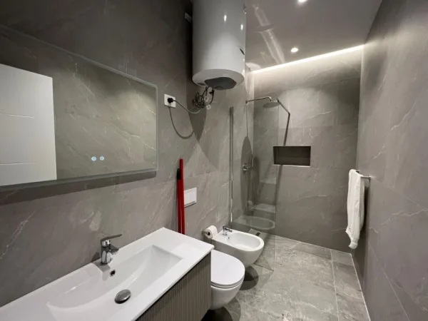 Tirane, jepet me qera apartament 2+1 , 95 m² 700 € 