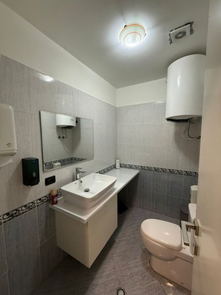 Tirane, jepet me qera ambjent biznesi Kati 4, 70 m² 850 € 
