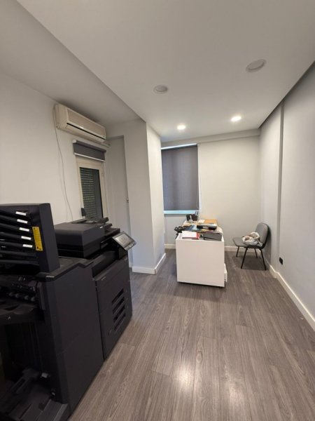 Tirane, jepet me qera ambjent biznesi Kati 4, 70 m² 850 € 