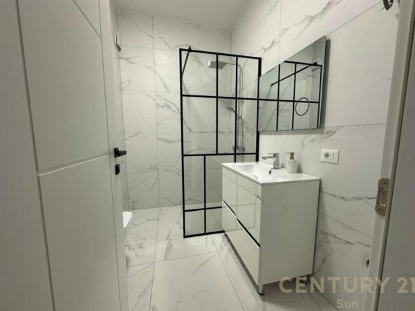 Tirane, jepet me qera zyre Kati 4, 76 m² 700 € (Myslym Shyri)