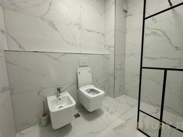 Tirane, jepet me qera zyre Kati 4, 76 m² 700 € (Myslym Shyri)