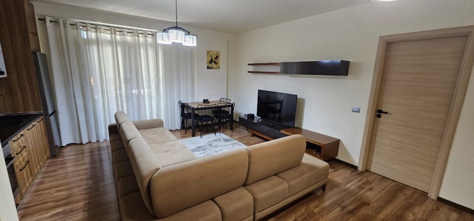 Tirane, jepet me qera apartament 1+1+Aneks+Ballkon Kati 4, 70 m² 600 € (rruga e dibres)