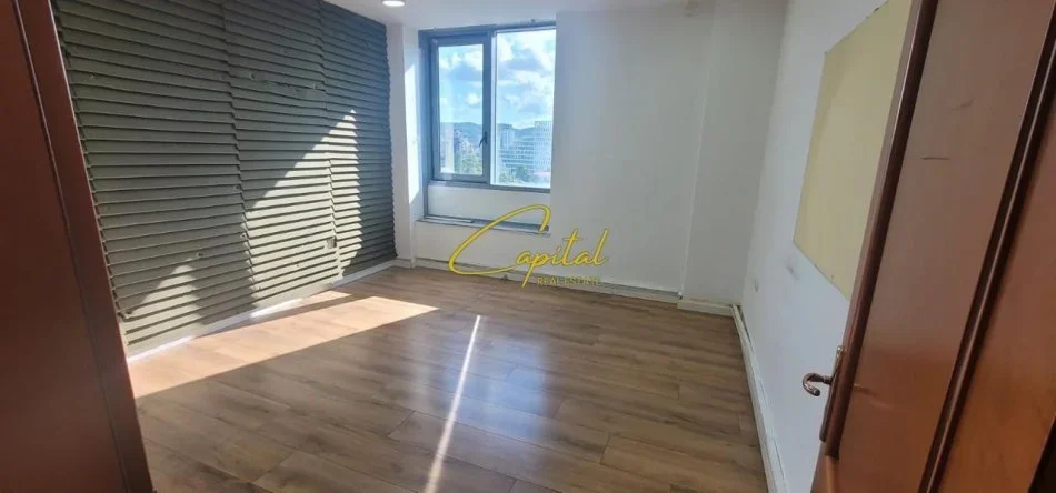 Tirane, jepet me qera ambjent biznesi Kati 8, 108 m² 1.100 € (QENDER)