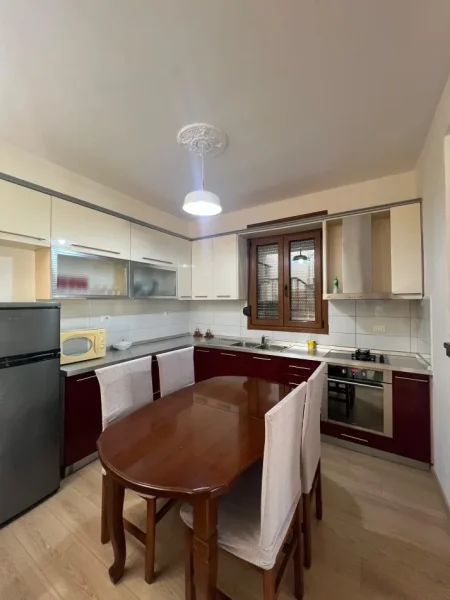 Tirane, jepet me qera apartament Dublex Kati 2, 155 m² 1.100 € (ALI DEM, PRANE KOMPLEKSIT MANGALEM 21)