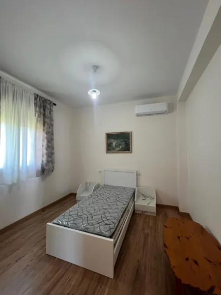 Tirane, jepet me qera apartament Dublex Kati 2, 155 m² 1.100 € (ALI DEM, PRANE KOMPLEKSIT MANGALEM 21)