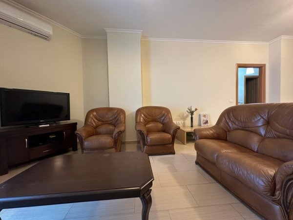 Tirane, jepet me qera apartament 2+1 Kati 2, 100 m² 600 € (pazari i ri)