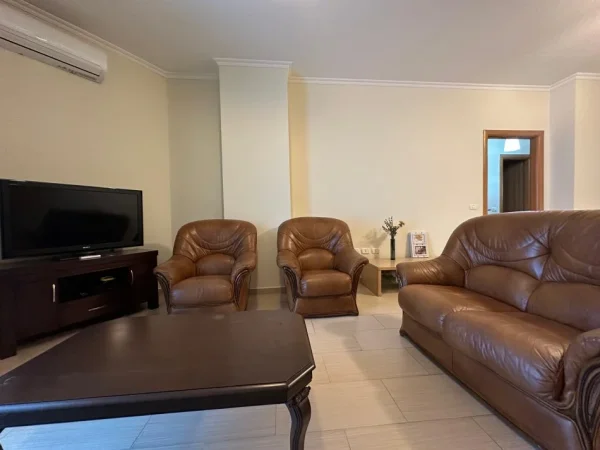 Tirane, jepet me qera apartament 2+1 Kati 2, 100 m² 600 € (pazari i ri)