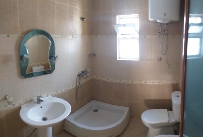 Tirane, jepet me qera Vile 3+1+Ballkon Kati 1, 270 m² 1.800 € (Don Bosko/)