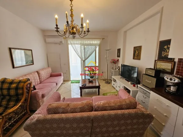 Vlore, shitet apartament 2+1+Ballkon Kati 8, 95 m² 142.000 € (Bulevardi Ismali Qemali)